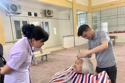Cảm động chương trình cắt tóc miễn phí cho bệnh nhân