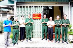 Phòng Chính trị học và làm theo Bác