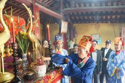 Dẹp 'nạn' rải vàng mã khi đưa tang