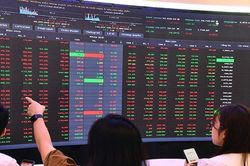 VN-Index tràn ngập sắc đỏ, thanh khoản giảm