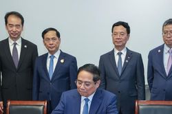 Thủ tướng thăm Khu Di tích, Sàn Giao dịch chứng khoán và quận Phố Đông của Thượng Hải, Trung Quốc