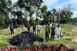 Khởi tố nhóm đối tượng tiếp tay chôn 1.623 tấn chất thải chì xuống đất nông nghiệp