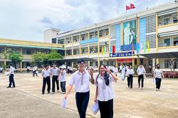 Khép lại ngày thi đầu tiên: Nhiều cảm xúc tích cực sau hai môn thi Ngữ Văn, Toán