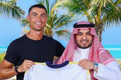 Ronaldo ký siêu hợp đồng 'đế vương' với Al-Nassr, nhận lương gần nửa triệu bảng mỗi ngày
