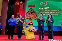 Anh hùng Lao động Thân Đức Nam 'rưng rưng' khi gặp các cựu TNXP ở Bến Tre