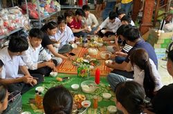 Cơm trưa, chỗ nghỉ miễn phí: Nghĩa tình mùa thi từ vợ chồng vùng núi