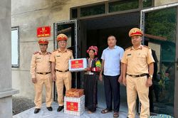 Bàn giao 10 ngôi nhà cho hộ có hoàn cảnh khó khăn