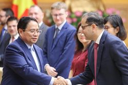 Thủ tướng chủ trì tọa đàm với doanh nghiệp Anh quốc về phát triển tài chính, chuyển đổi số