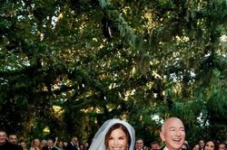 Bên trong đám cưới xa hoa, bí mật của Jeff Bezos và nữ nhà báo Lauren Sánchez