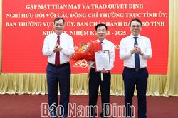 Trao quyết định nghỉ hưu trước tuổi cho Chủ tịch UBND tỉnh Nam Định Phạm Đình Nghị