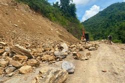 Xử lý 16 điểm sạt lở trên tuyến đường vào xã Lượng Minh, huyện Tương Dương