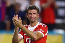 Muller có thể đá cặp cùng Messi