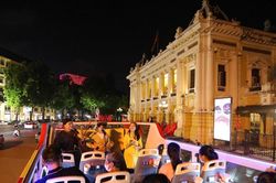 'Xẩm on the bus': Giai điệu xưa ngân vang trên phố phường Hà Nội hiện đại
