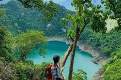 Trekking Hồ Mắt Ngọc 'viên ngọc xanh' giữa rừng Hòa Bình