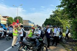 Độ tuổi của người lái xe mô tô, xe gắn máy và mức phạt đối với người chưa đủ tuổi lái xe theo quy định