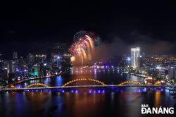 DIFF 2025: Đêm pháo hoa 'công nghệ dẫn lối' rực sáng sông Hàn