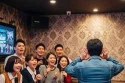 Karaoke và 'oan gia' ngõ hẹp