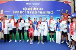 Michael Owen và đồng đội ấn tượng với dịch vụ Y học thể thao tại BVĐK Tâm Anh