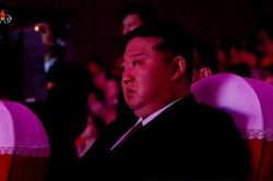 Chủ tịch Triều Tiên Kim Jong Un rưng rưng nước mắt tại chương trình nghệ thuật