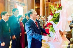 Phó Chủ tịch Quốc hội Nguyễn Đức Hải dâng hương tưởng niệm Chủ tịch Hồ Chí Minh