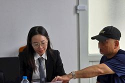 Người dân đến 'siêu phường' ở Hà Nội, được luật sư tư vấn miễn phí trình tự, thủ tục cấp sổ lần đầu từ 1/7