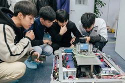 Loạt đại học yêu cầu 8 điểm Toán cho ngành bán dẫn: Học phí thế nào?
