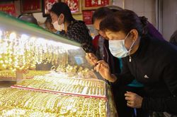 Giá vàng hôm nay 2/7/2025: Giá vàng trong nước và thế giới nóng lên nhờ tình hình tài khóa Mỹ