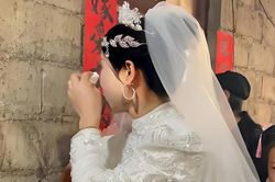 3 ngày trước khi tôi cưới, mẹ trở về dúi cho 20 triệu, đến hôn lễ, bà hỉ hả nói một câu như xát muối vào lòng