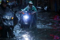Mưa lớn cục bộ, lốc, sét, mưa đá ở Nam Bộ và Trung Bộ