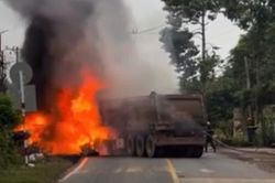 Sau tiếng nổ lớn, người dân chạy ra đường thấy khói đen bốc cao hàng chục mét