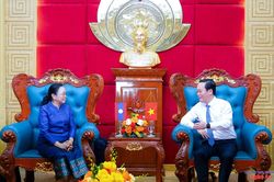 Bí thư Tỉnh ủy Nghệ An Nguyễn Đức Trung tiếp Đại sứ Đặc mệnh Toàn quyền nước Cộng hòa DCND Lào tại Việt Nam