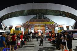 CĐV Việt Nam 'xếp lốt' ngay trong đêm để sở hữu tấm vé chung kết VTV Cup 2025
