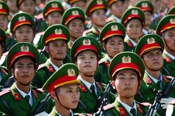 Mồ hôi đẫm vai áo, chiến sĩ công an vẫn đều bước hợp luyện diễu binh