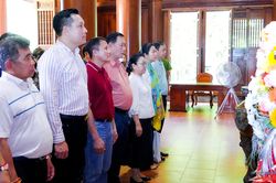 Đại sứ Đặc mệnh Toàn quyền nước CHDCND Lào tại Việt Nam dâng hương tưởng niệm Chủ tịch Hồ Chí Minh