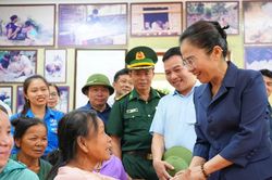 Phó Bí thư Tỉnh ủy Nghệ An trao Giấy chứng nhận quyền sử dụng đất cho đồng bào Đan Lai sống trong vùng lõi Vườn Quốc gia Pù Mát