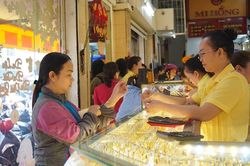 Giá vàng chiều ngày 8/7/2025: Vàng SJC DOJI, BTMC, vàng nhẫn cùng tăng nửa triệu đồng nhưng vàng thế giới lại giảm