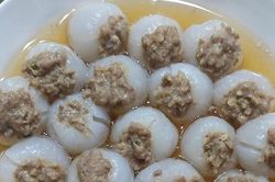 Vải nhồi thịt hấp gây bão mạng: Những ai ăn được món này?