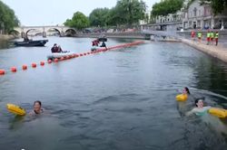Người dân Paris lần đầu được tắm sông Seine sau hơn 100 năm