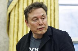 Nếu Elon Musk tặng mỗi người Mỹ 100 USD, ông sẽ còn lại bao nhiêu?