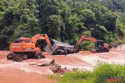 Nghệ An: Mưa lớn chia cắt nhiều tuyến đường ở xã vùng cao Na Loi, xe tải lật nghiêng, có hộ dân phải sơ tán khẩn cấp