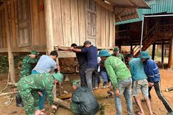 Bộ đội Biên phòng hỗ trợ người dân khắc phục hậu quả do mưa lớn ở Na Loi