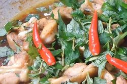 Mách bạn cách làm gà kho rau răm thơm ngon đơn giản, cực lạ miệng
