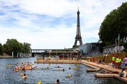 Pháp mở lại sông Seine cho người dân bơi sau hơn 100 năm