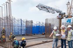 Giá cát tăng gấp 3, doanh nghiệp xây dựng gồng mình chịu trận giữa công trường