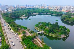 Diện mạo mới của Công viên Thống Nhất sau khi hạ rào mặt đường Lê Duẩn