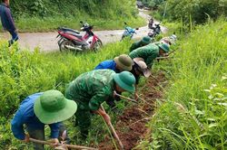 Bộ đội Biên phòng Nghệ An hỗ trợ người dân xây dựng công trình nước sạch dài 1,5 km ở xã Na Ngoi