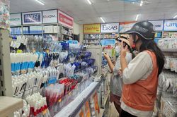 Giá quần áo đồng phục, sách giáo khoa giữ ổn định, phụ huynh Nghệ An chủ động mua sắm sớm