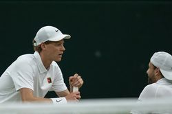 Jannik Sinner lọt tứ kết Wimbledon 2025 đầy may mắn, cộng đồng mạng tiếc nuối cho 'Tiểu Federer'