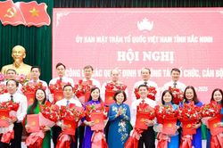 Ủy ban MTTQ tỉnh Bắc Ninh công bố các quyết định về công tác cán bộ