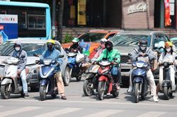 Hình ảnh người dân Hà Nội chống chọi với nắng nóng gay gắt